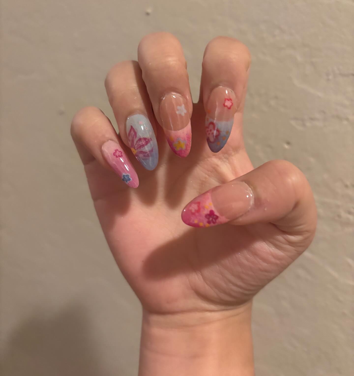 repost because my last photo sucked #zaralarsson #nails #pinknails #summernails #bluenails